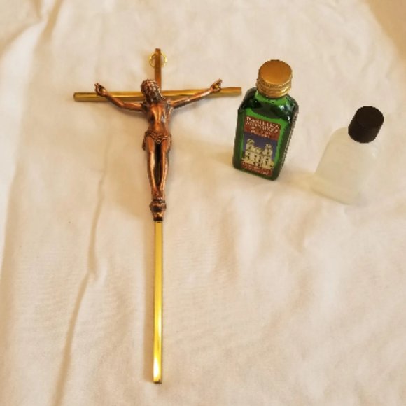 Vintage Crucifix Cross Jesus Christ Cast Metal with Holy Water - Picture 5 of 6